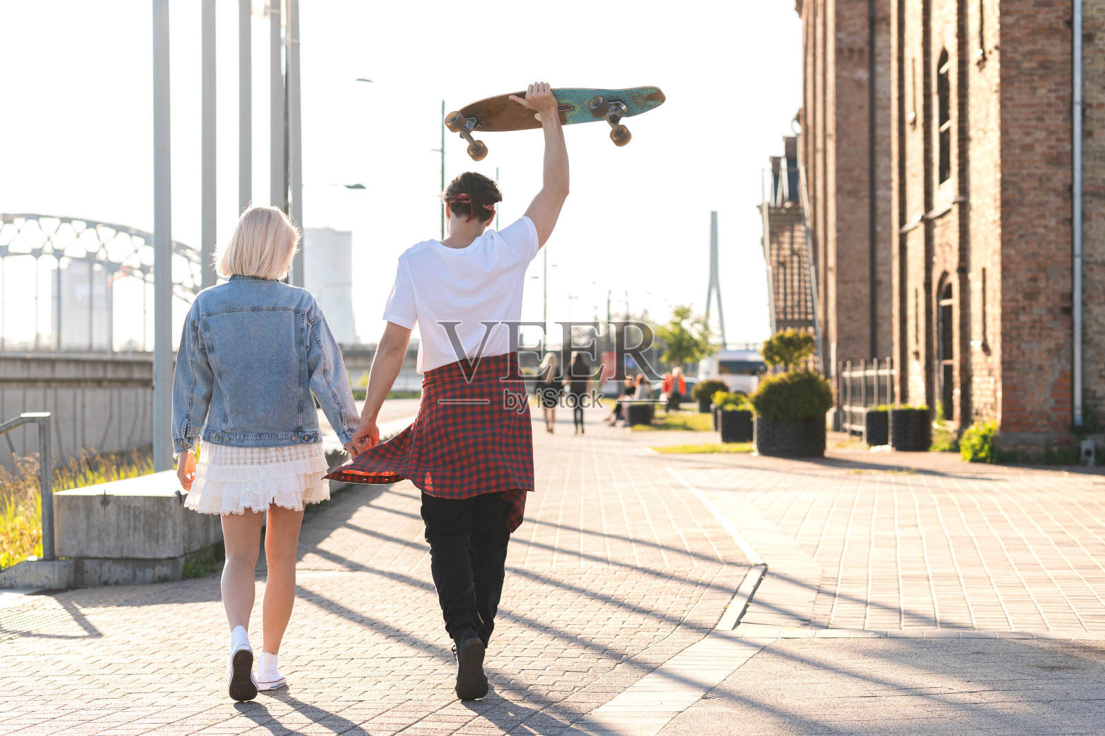 一对十几岁的情侣在一个城市里约会照片摄影图片