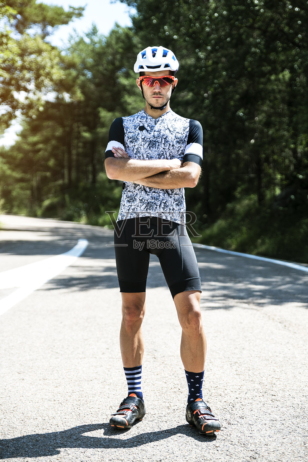 年轻的自行车手在道路上的肖像。照片摄影图片