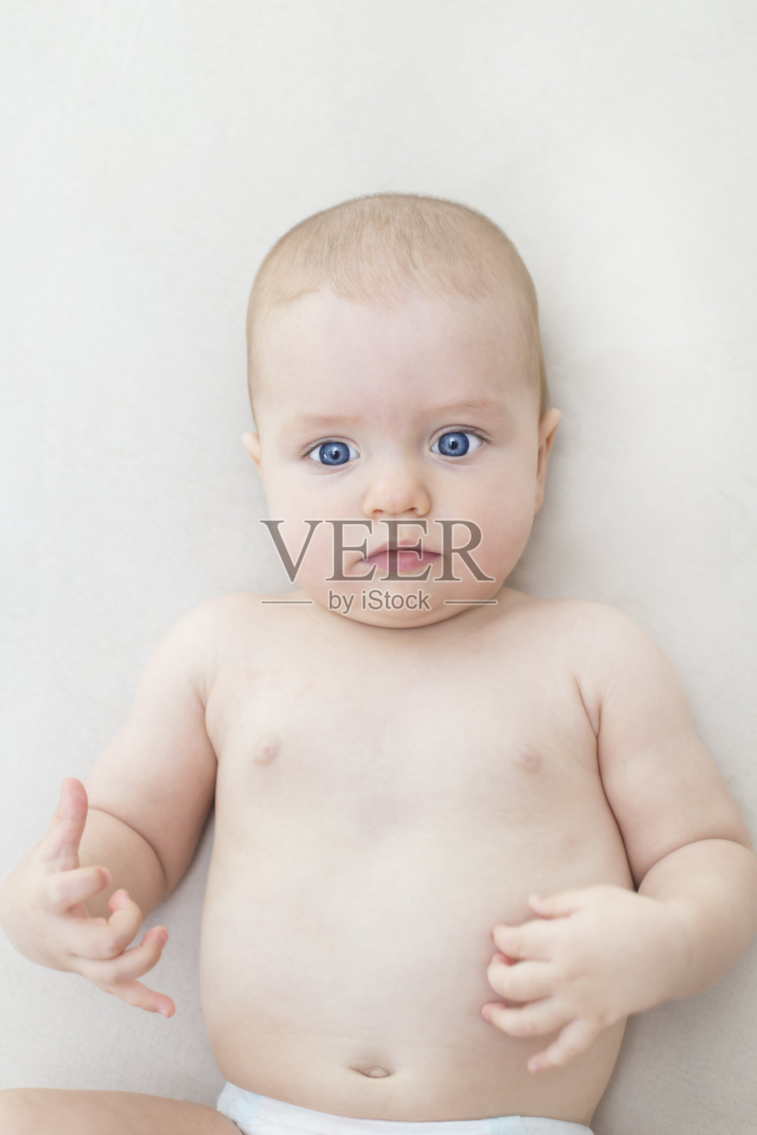 可爱的小女孩躺在床上照片摄影图片