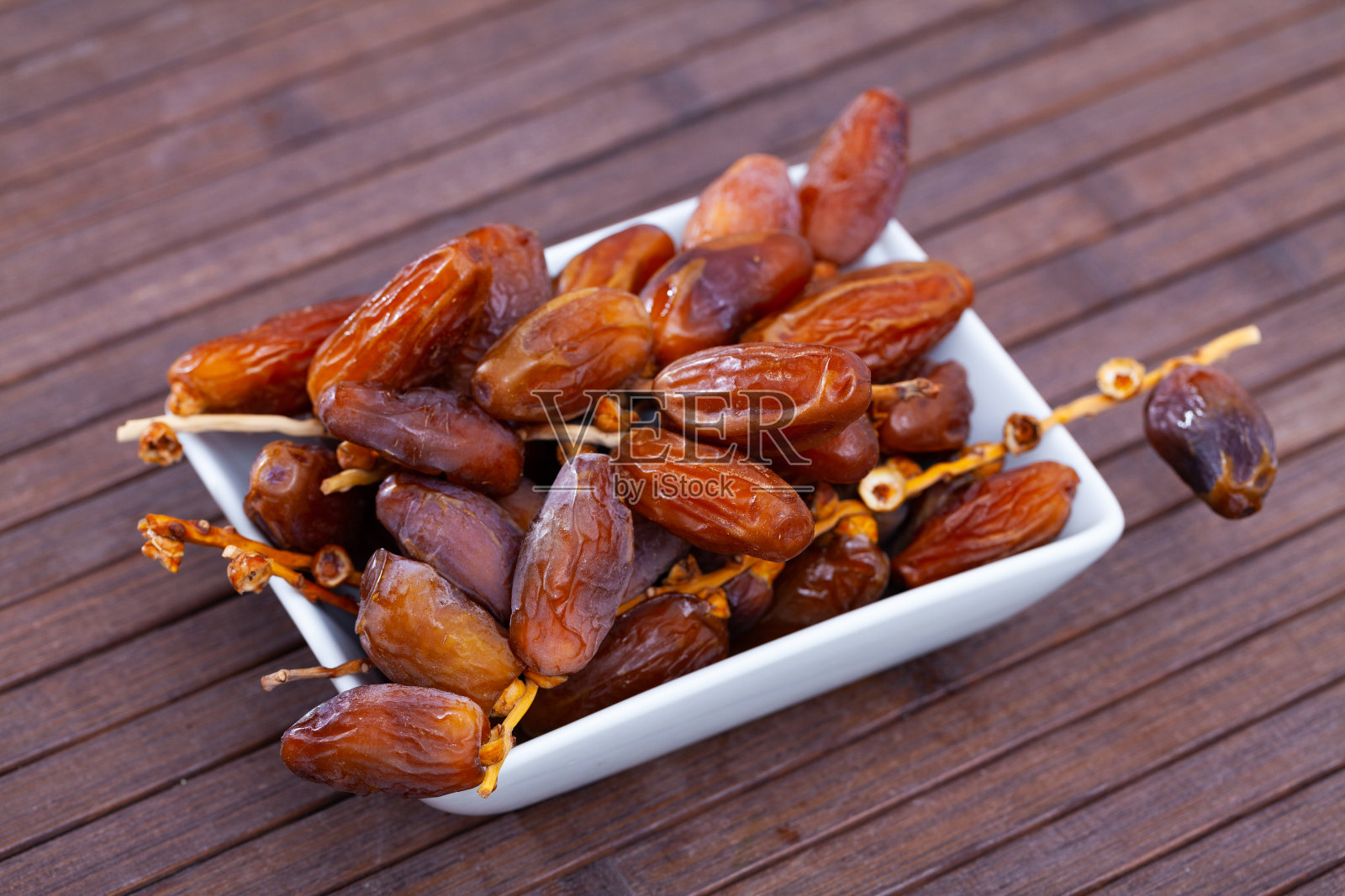 新鲜的枣木制背景,健康的小吃照片摄影图片