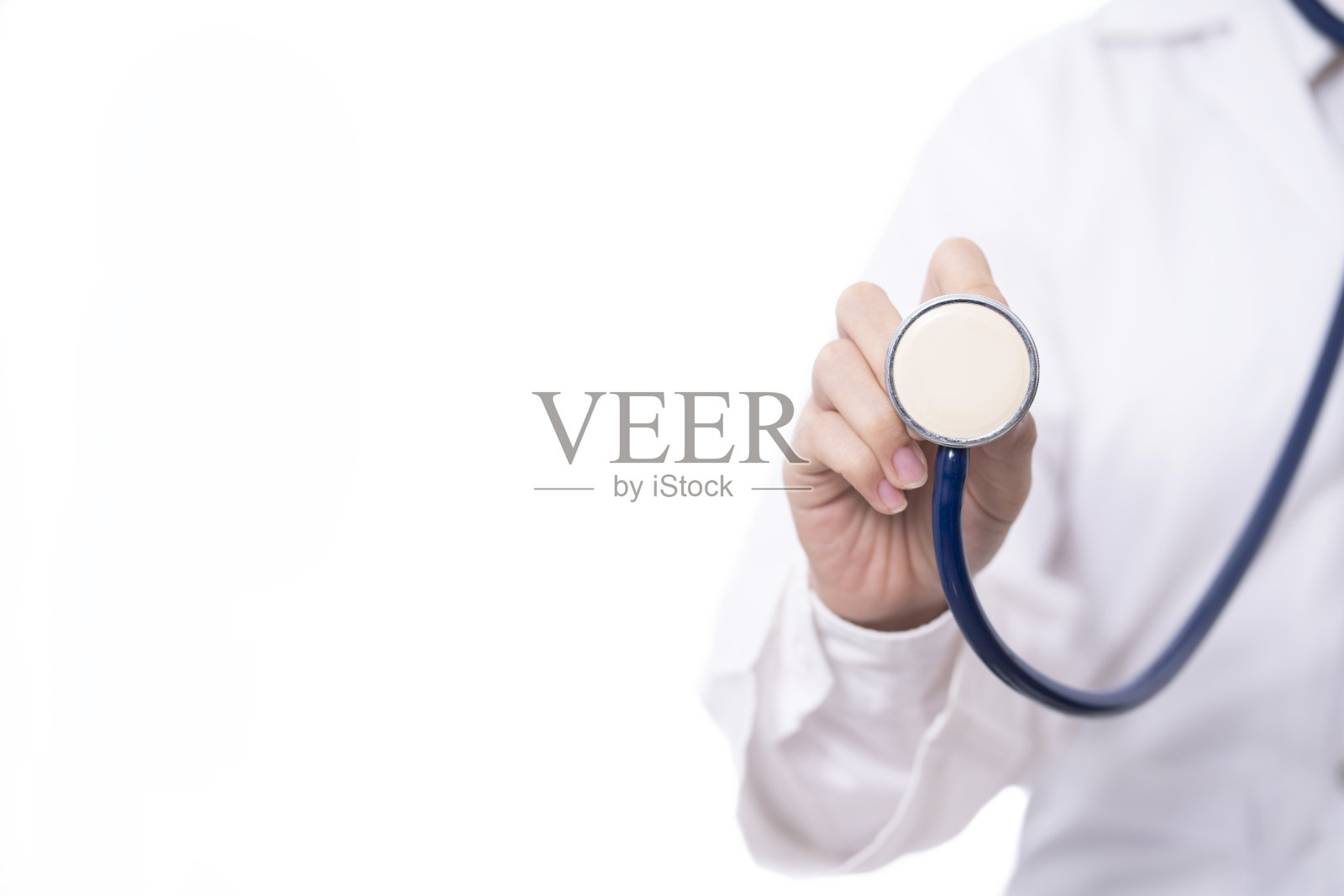 医生手持听诊器在白色背景,药物和医疗保险概念照片摄影图片