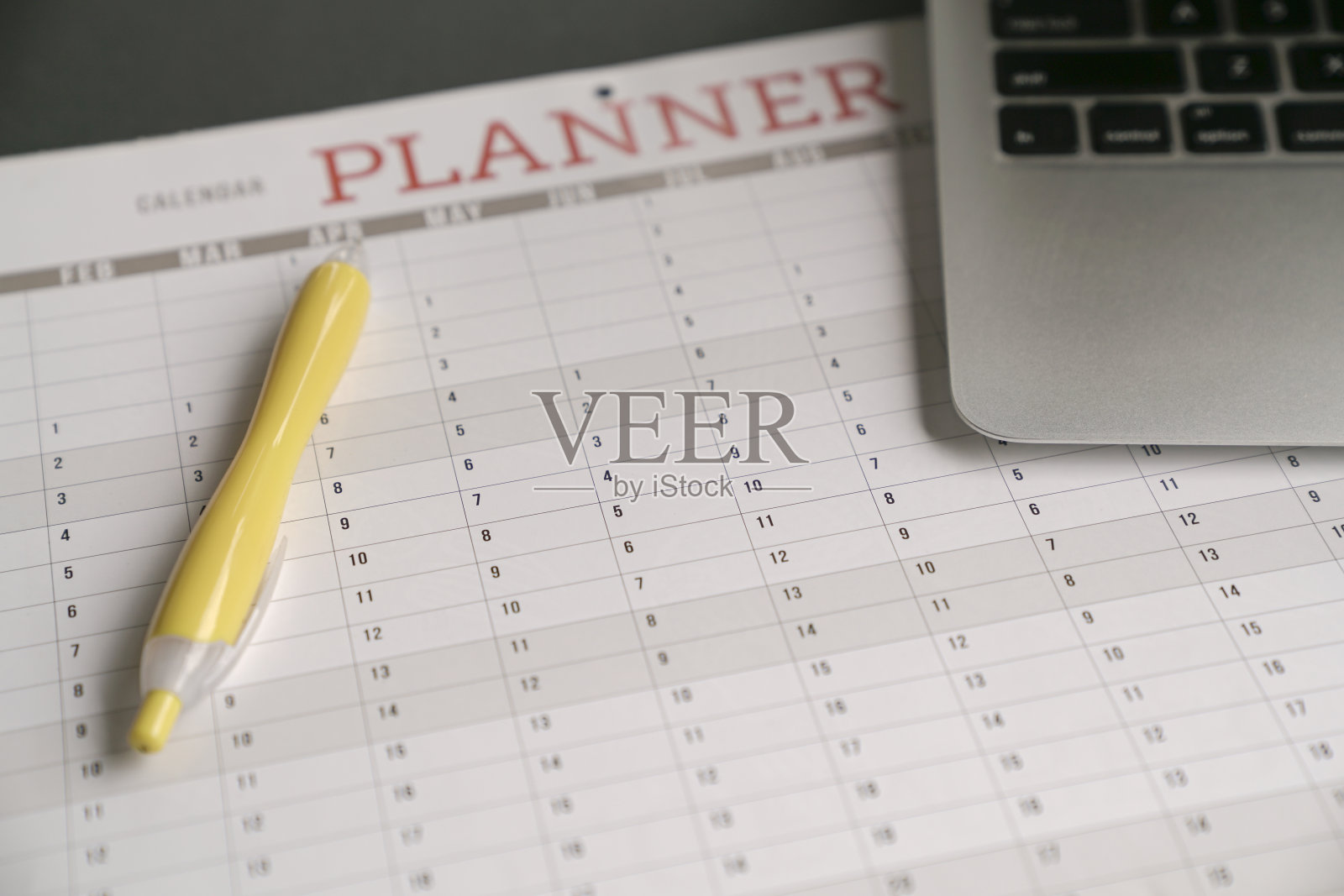 电脑笔记本电脑和黄色笔在日历计划照片摄影图片