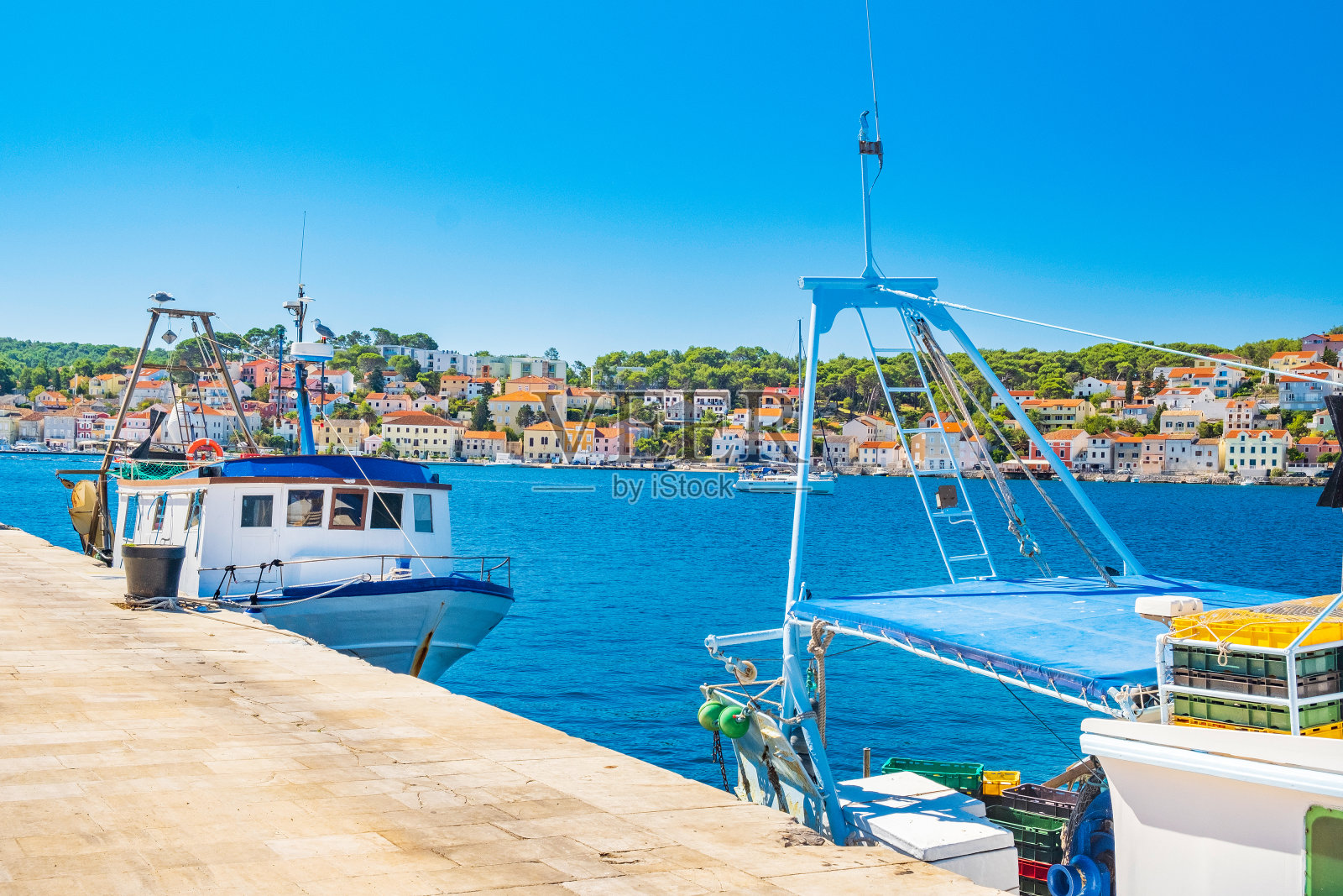 克罗地亚亚得里亚海沿岸洛辛吉岛马里洛辛吉镇的渔船照片摄影图片
