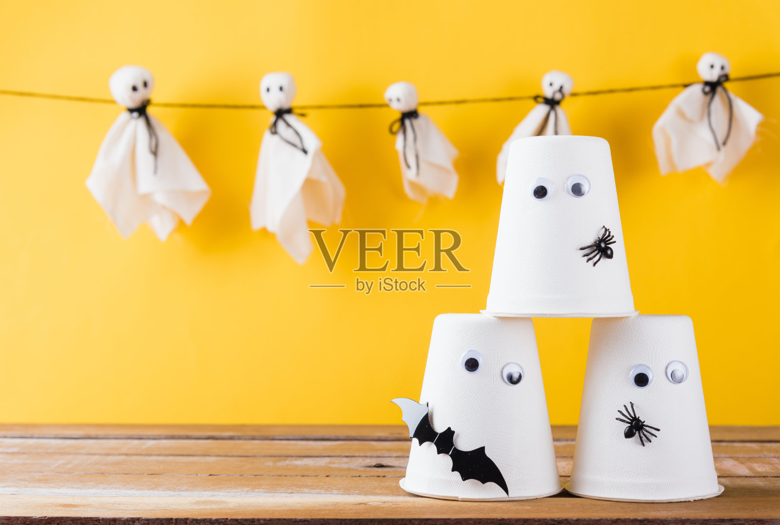 万圣节工艺品纸杯鬼在木头上照片摄影图片