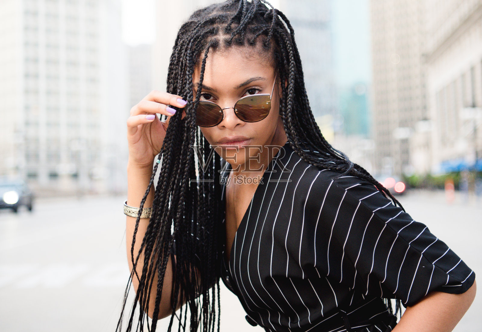 年轻漂亮的女人在太阳镜上面看着相机照片摄影图片