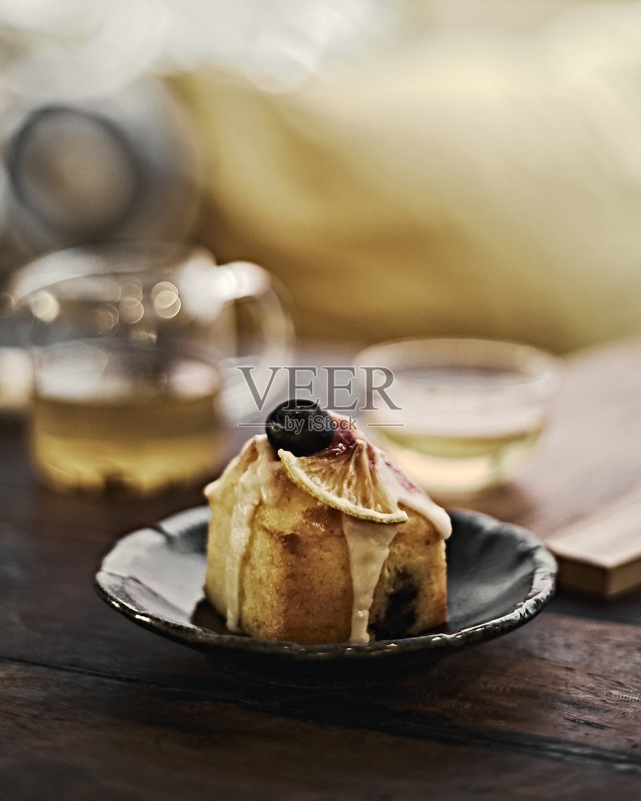 柠檬蓝莓蛋糕。照片摄影图片