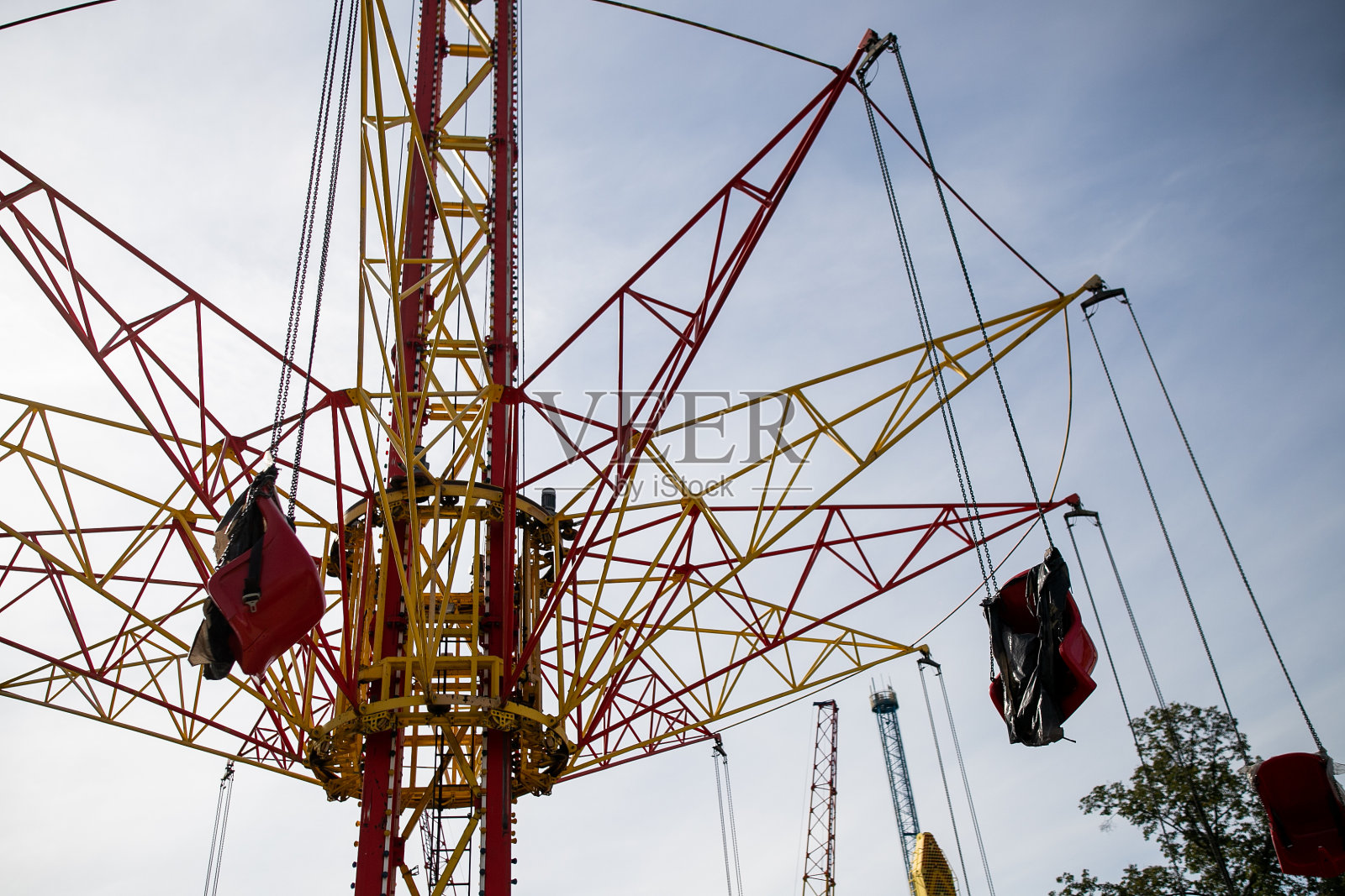 这个游乐园是封闭的,室内的景点照片摄影图片