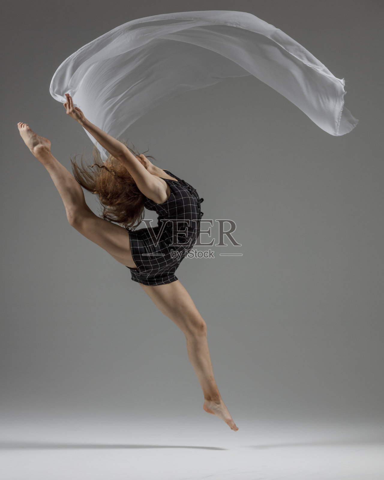 舞者在灰色背景上跳跃照片摄影图片