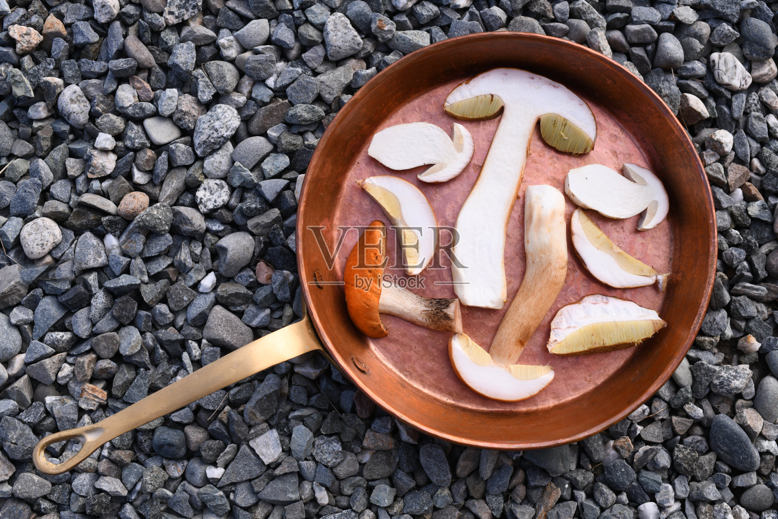 蘑菇片煎锅照片摄影图片