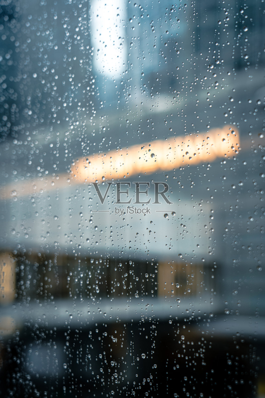 雨滴落在窗玻璃上,暴雨天。照片摄影图片