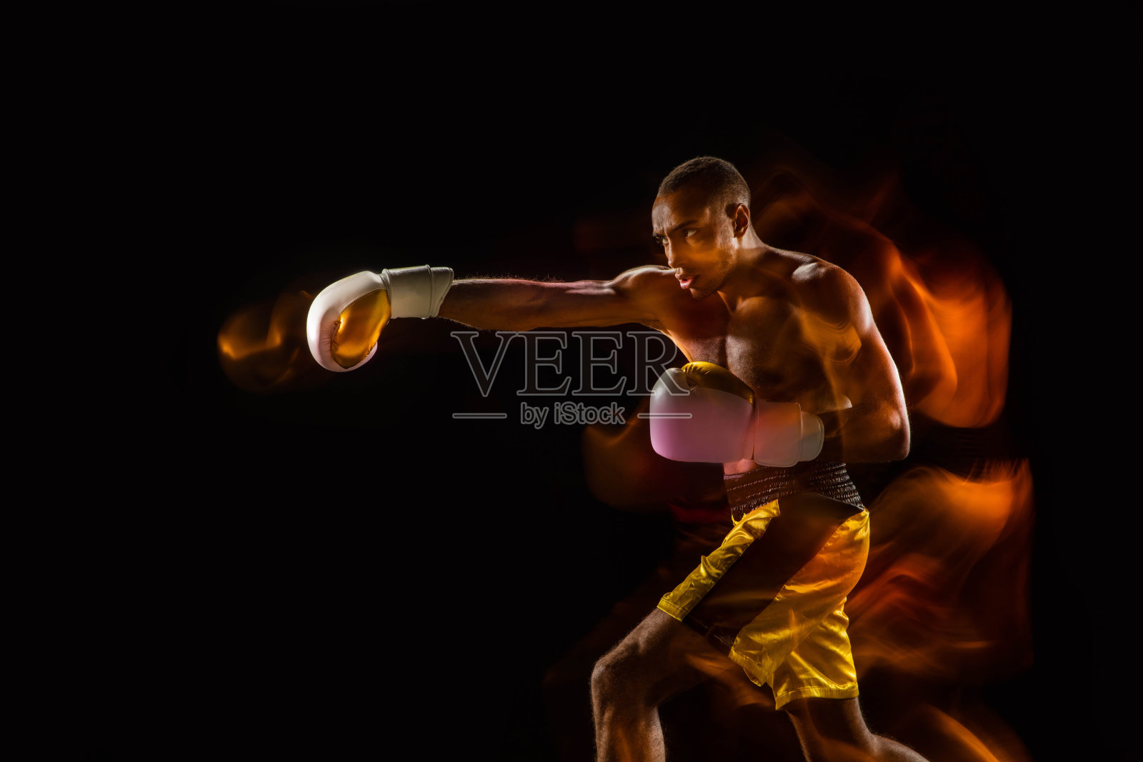 职业拳击手训练孤立在黑色演播室背景在混合光照片摄影图片