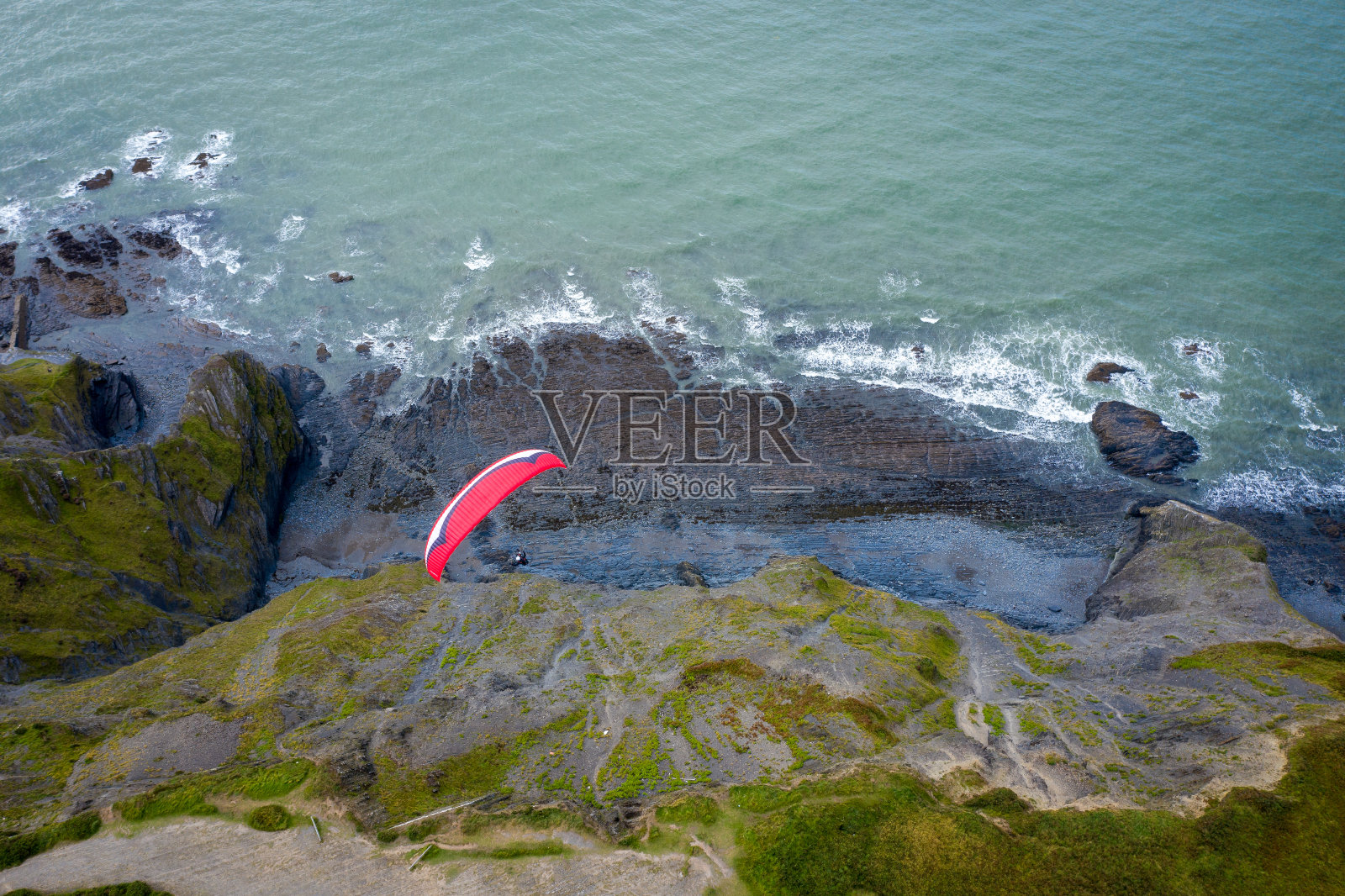 从空中俯瞰滑翔伞照片摄影图片