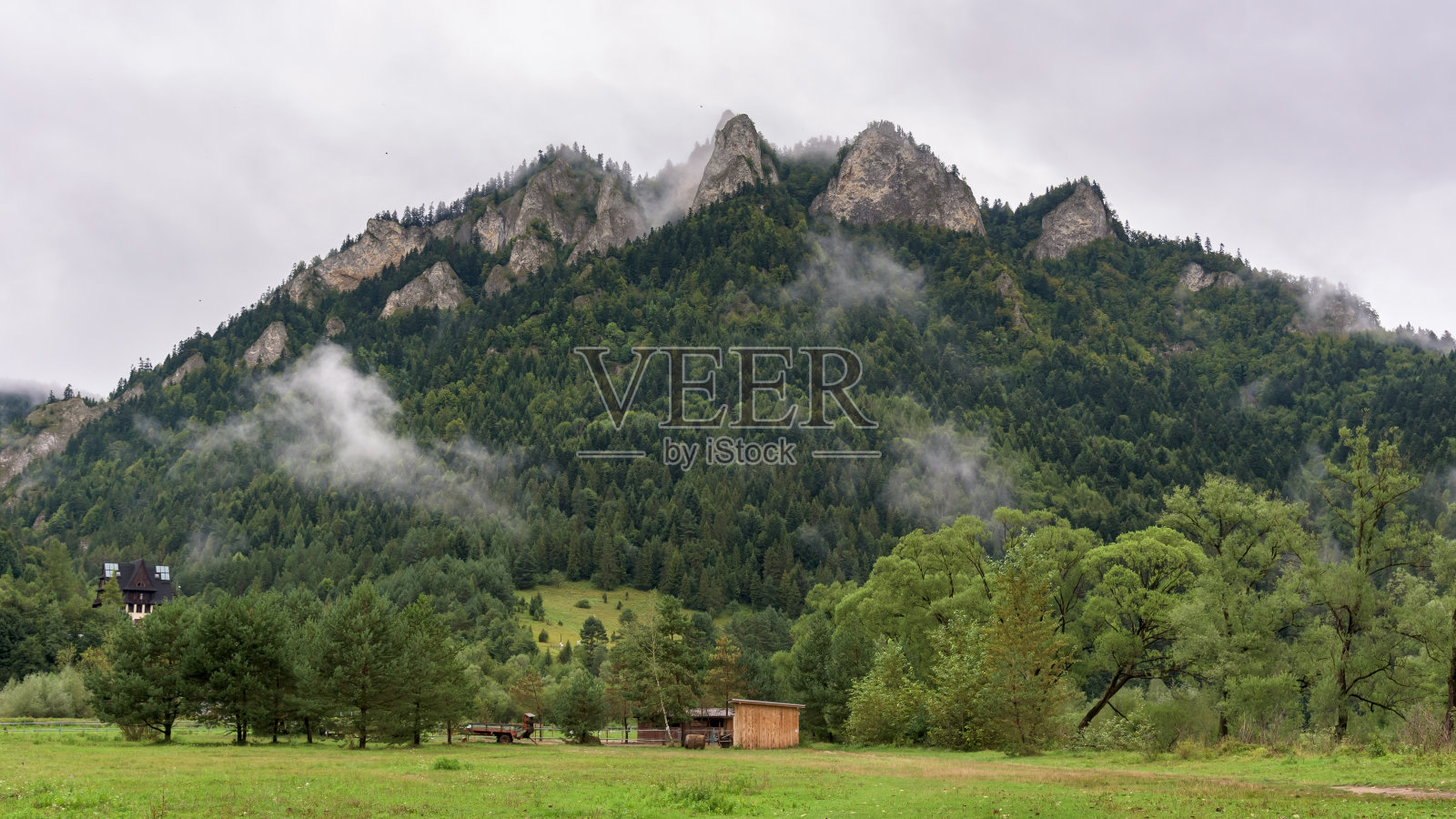 波兰Pieniny山的三冠峰照片摄影图片