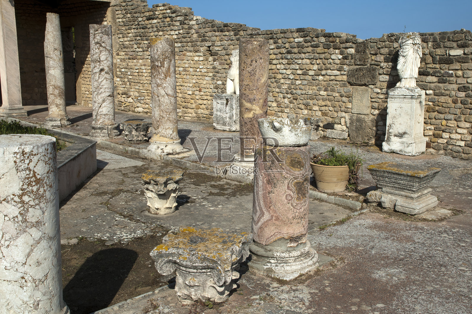 在Byrsa的院子里展示的物品照片摄影图片