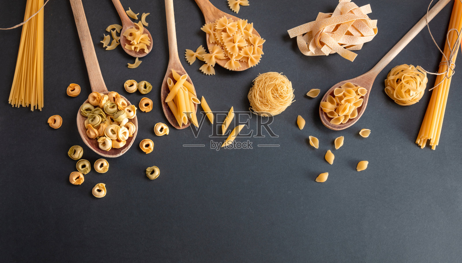 意大利面组合在黑色背景,俯视图。烹饪意大利菜的概念照片摄影图片