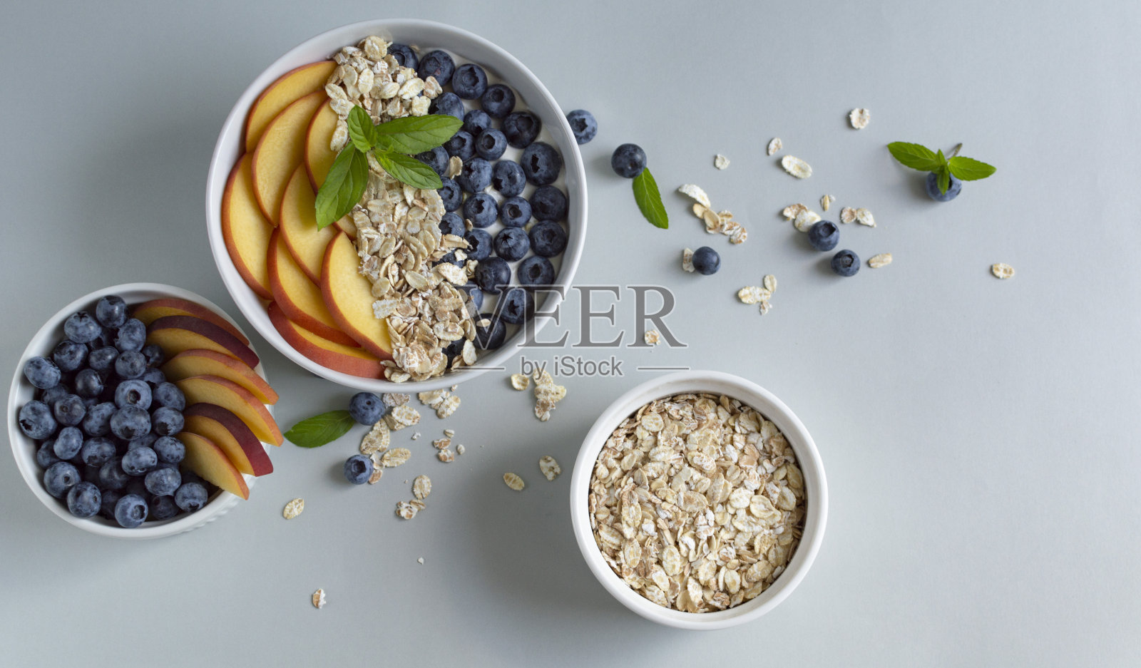 自制酸奶碗,配上桃子、蓝莓和格兰诺拉麦片。照片摄影图片