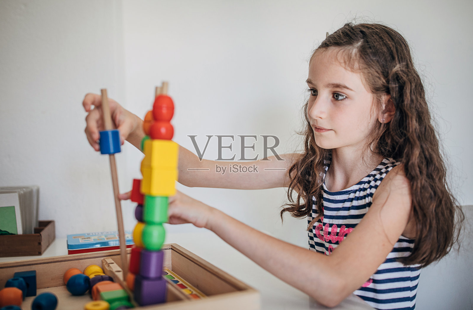 年轻的学生学习如何识别颜色照片摄影图片