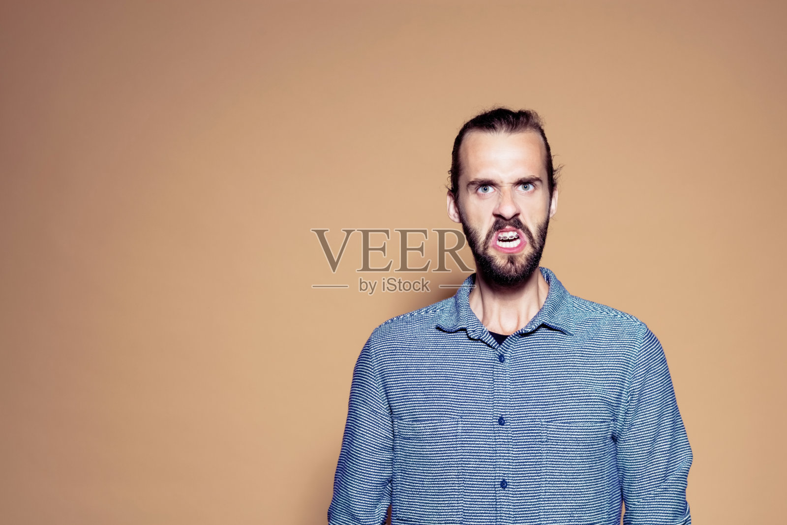 褐色背景下的失意商人照片摄影图片