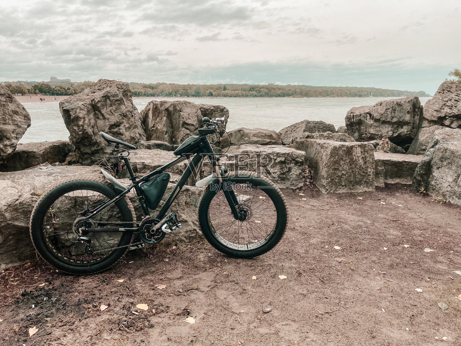 在湖滨的胖自行车照片摄影图片