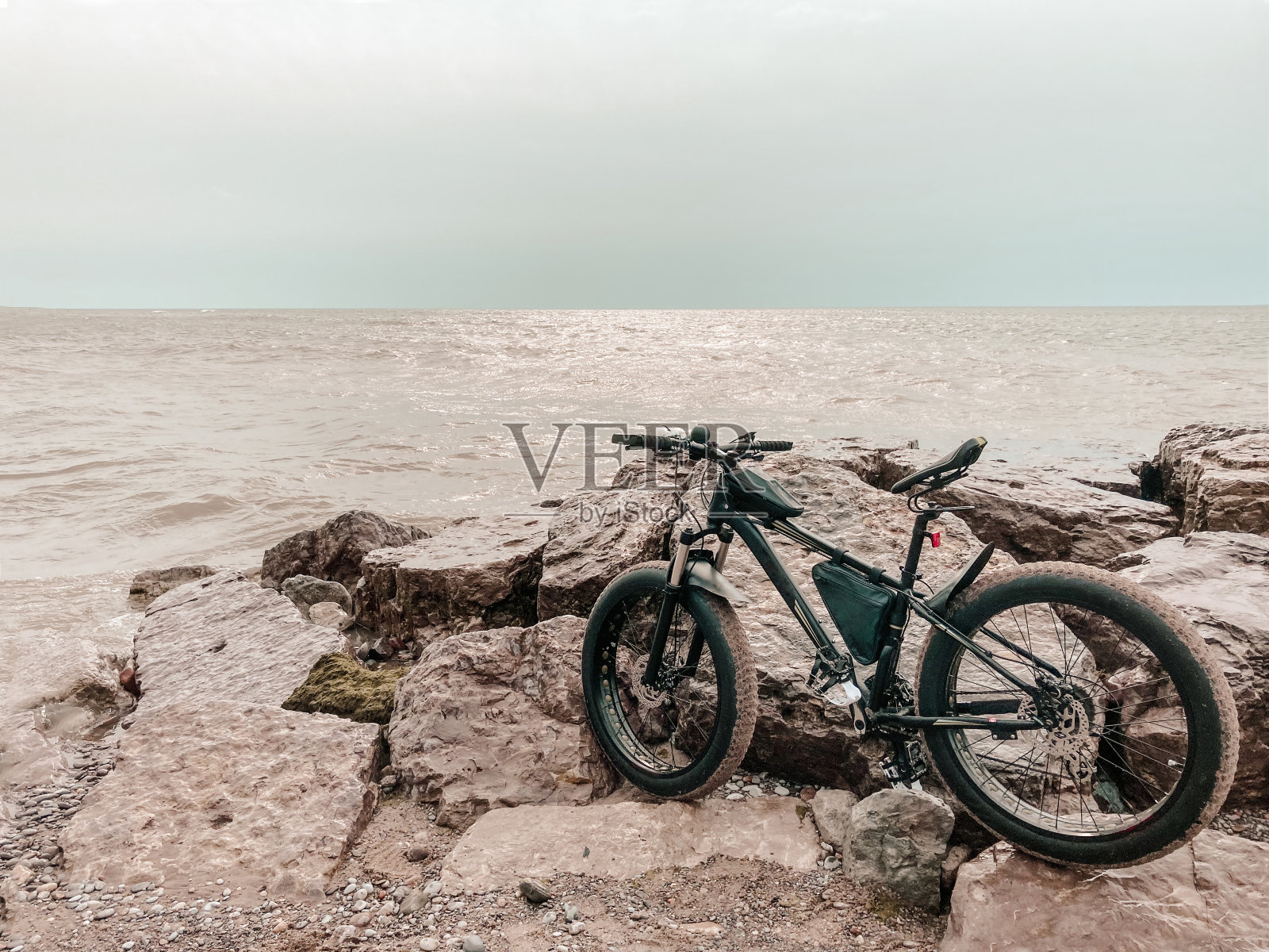 在湖滨的胖自行车照片摄影图片