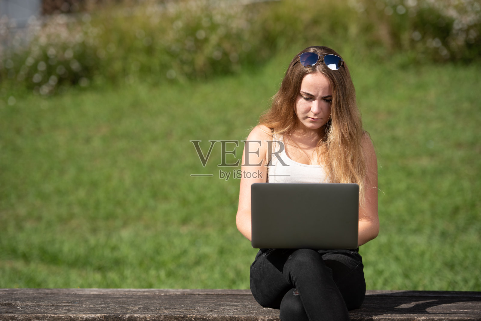 一个年轻女学生的肖像照片摄影图片