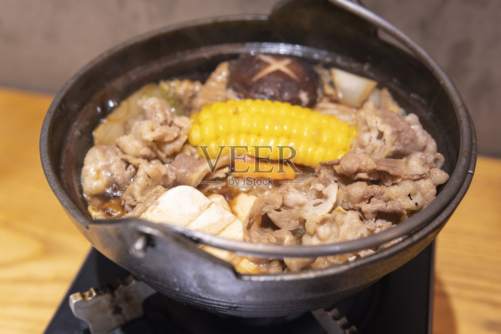 美味的牛肉和蔬菜sukiyaki在餐厅照片摄影图片