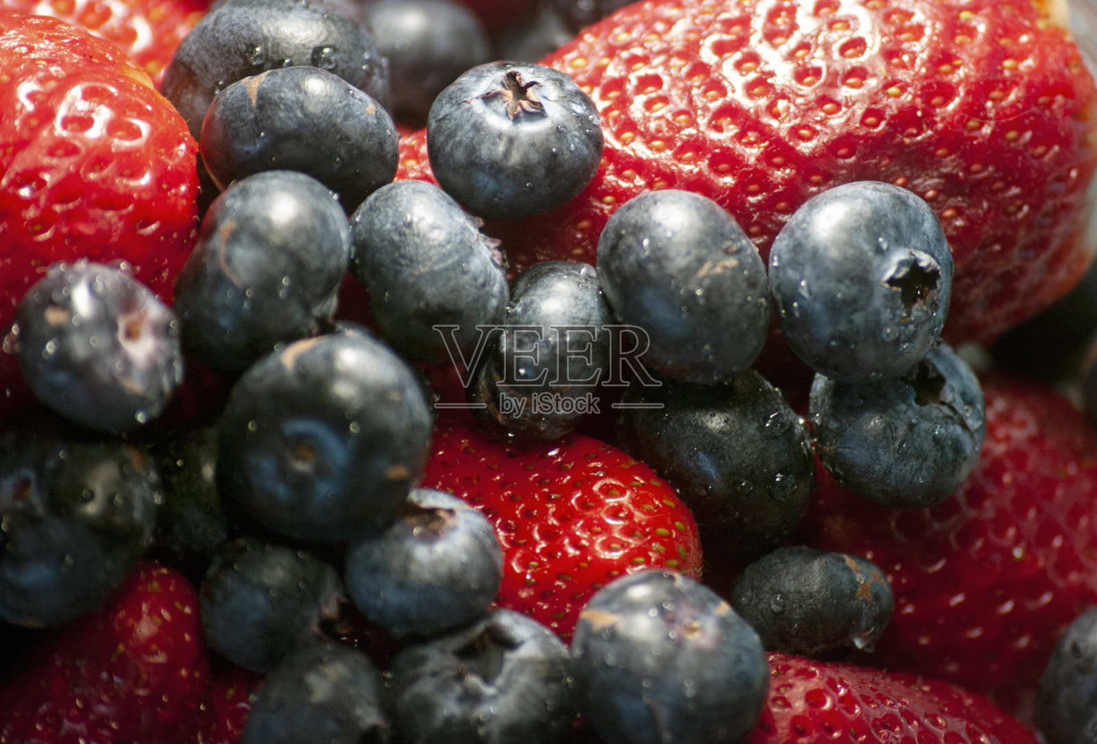 草莓和蓝莓照片摄影图片