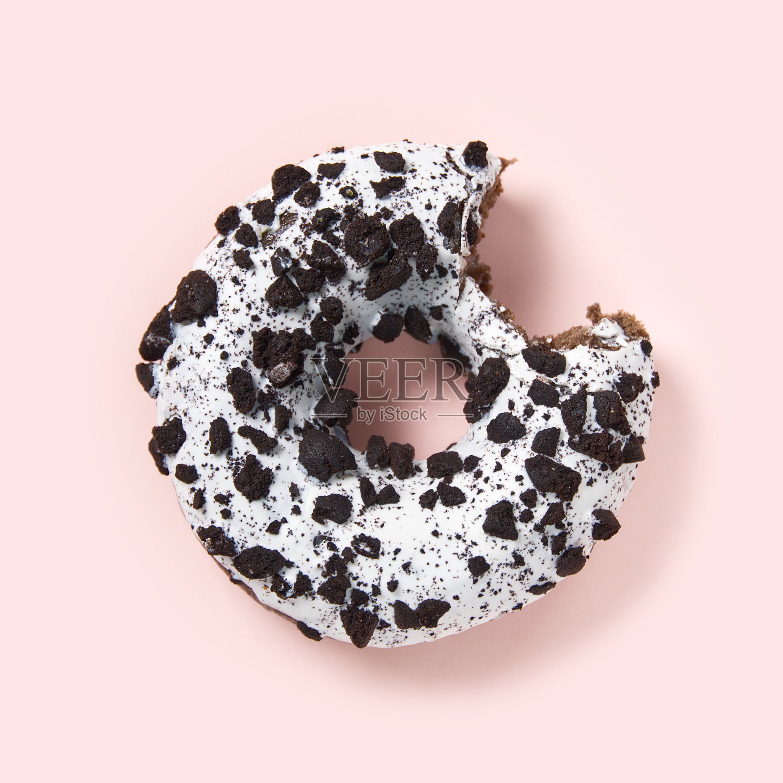 巧克力甜甜圈与白色釉孤立在粉红色的背景,近。照片摄影图片