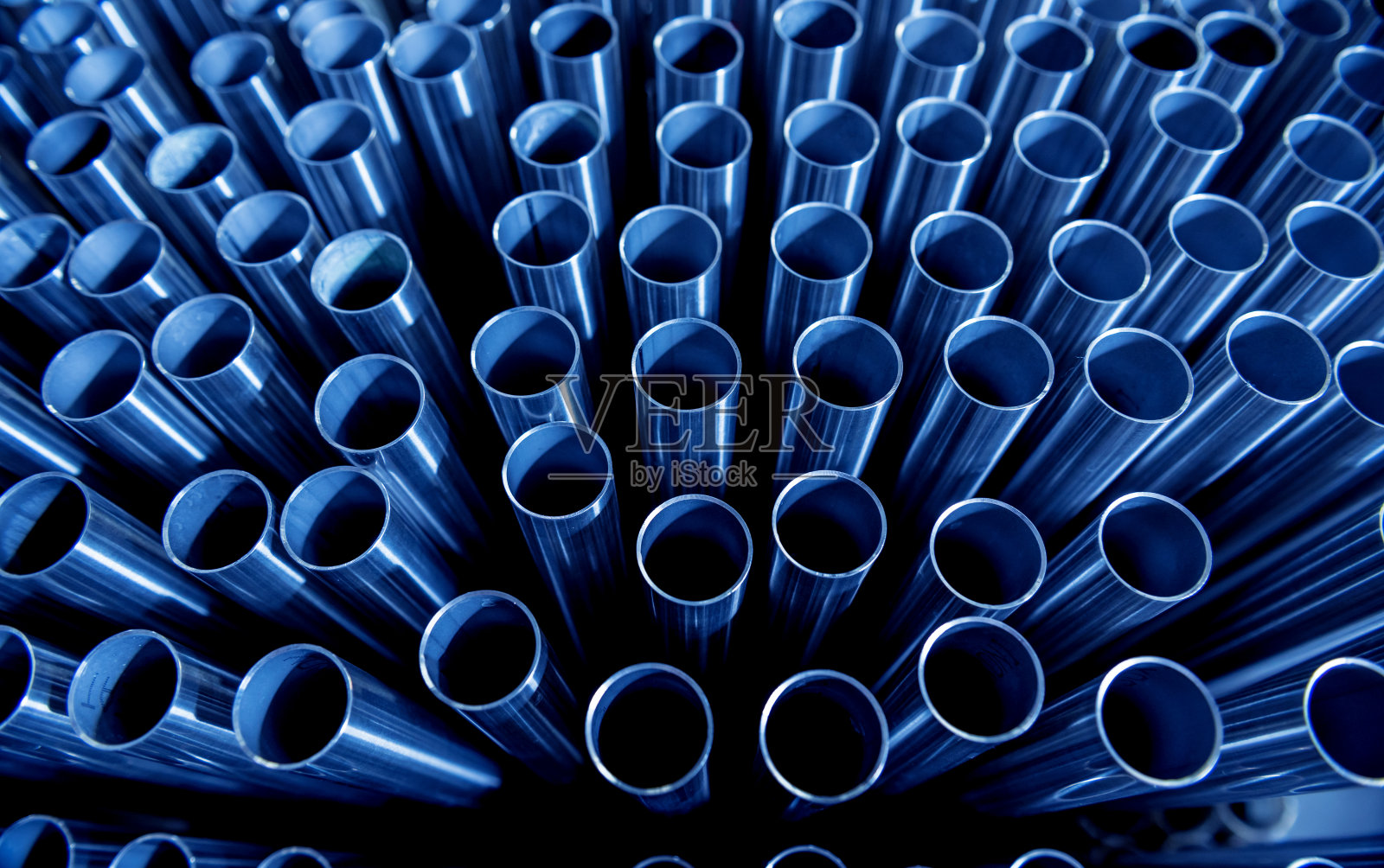 摘要背景钢管堆叠在托盘上照片摄影图片