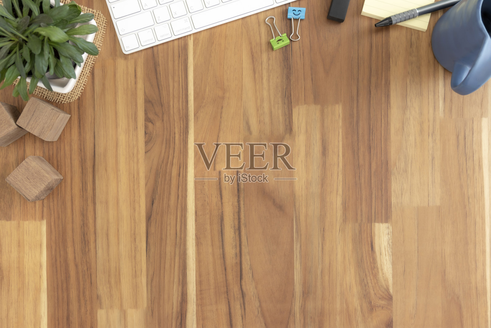 桌面俯视图,木质桌子与办公用品照片摄影图片