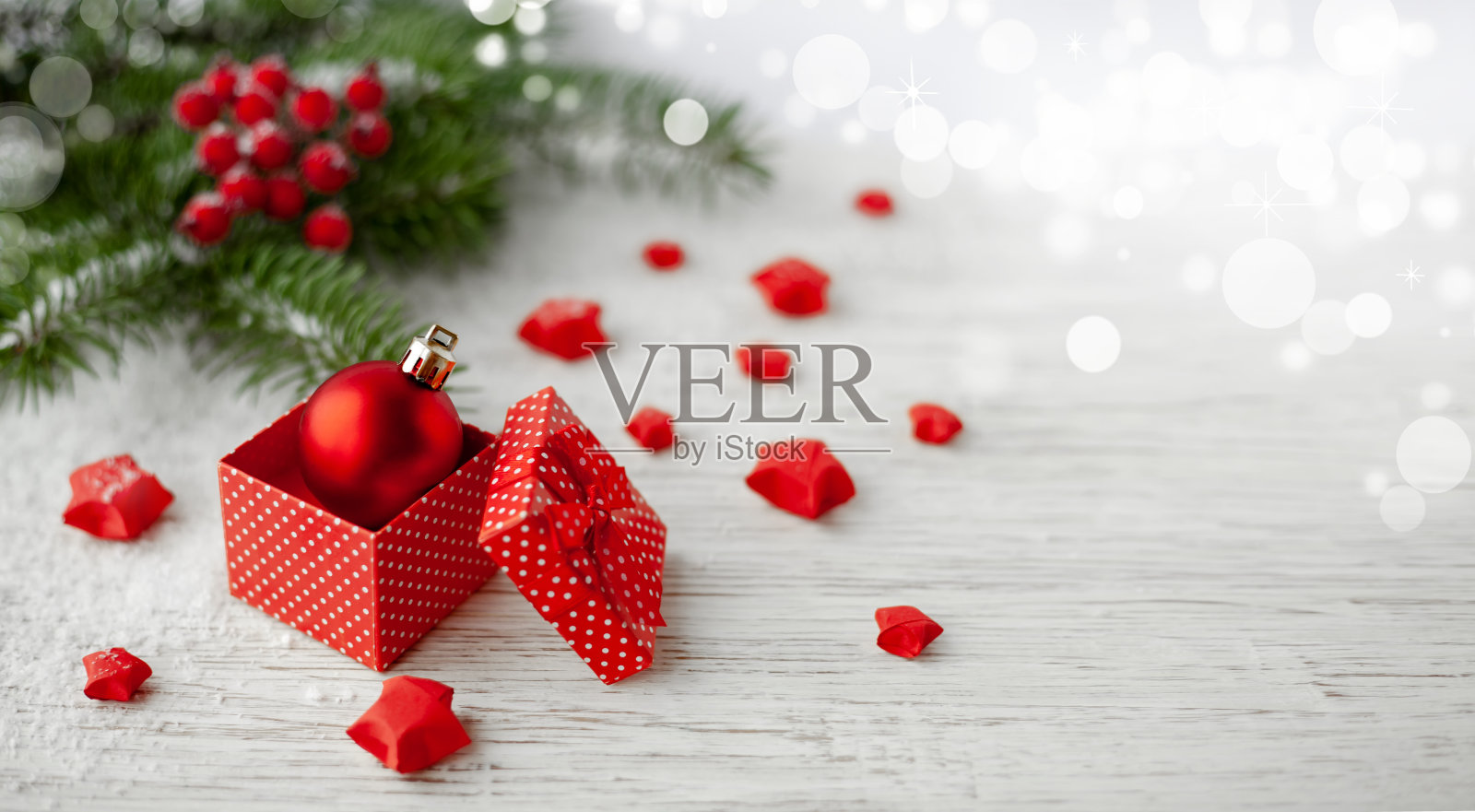 圣诞假期作文。圣诞礼物的灯光背景与复制空间为您的文本。软的焦点。照片摄影图片