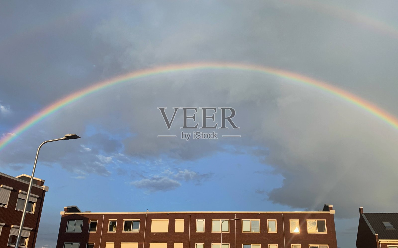 荷兰西部新建的排屋上方出现了双彩虹照片摄影图片