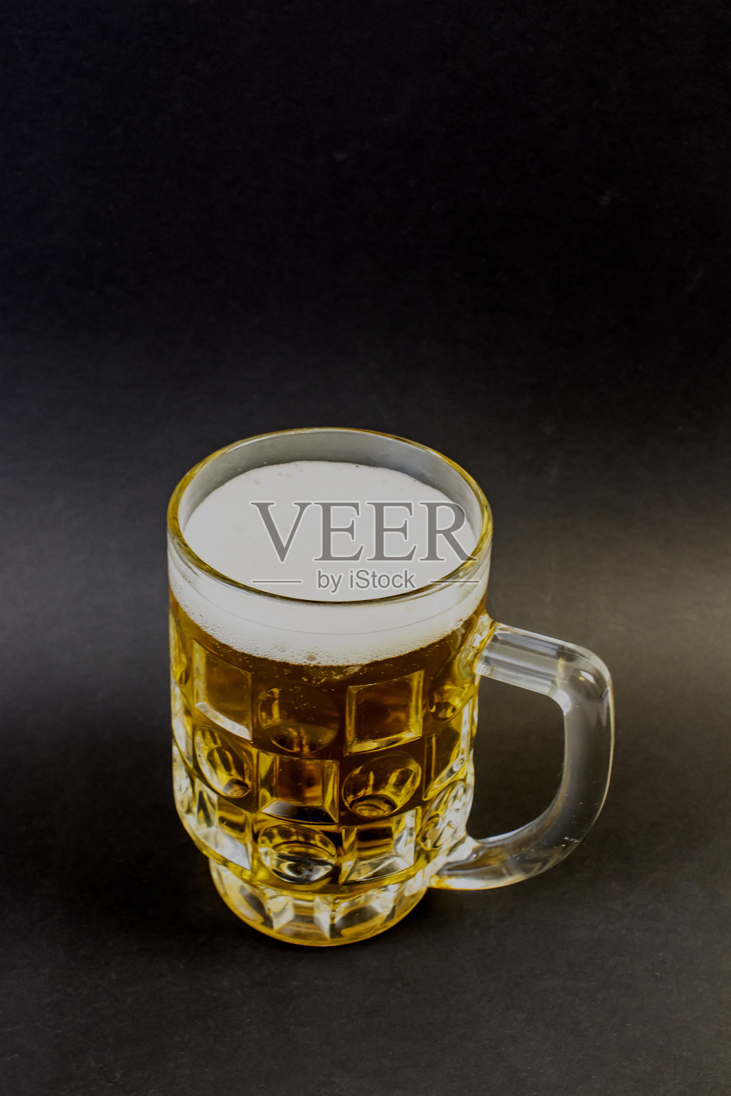 在慕尼黑啤酒节上,黑色背景的啤酒杯照片摄影图片