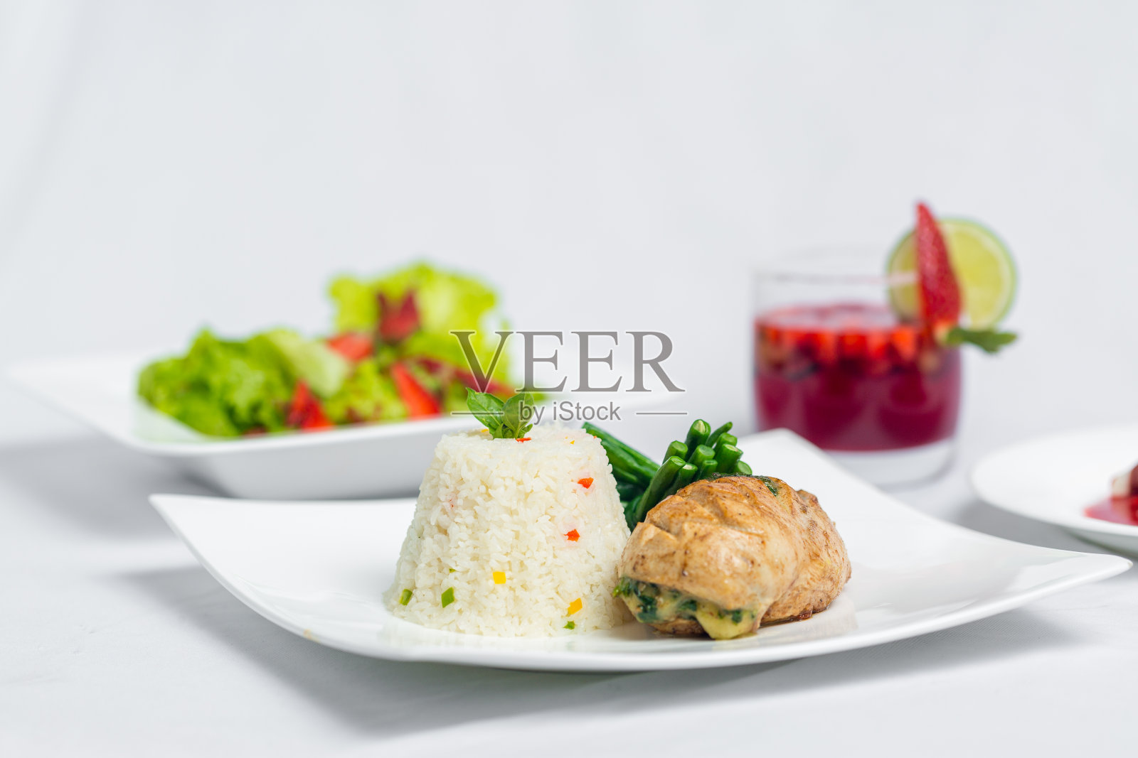 情人节特别晚餐菜肴盘在孤立的白色背景。情人节餐盘。情人节食物供应。照片摄影图片