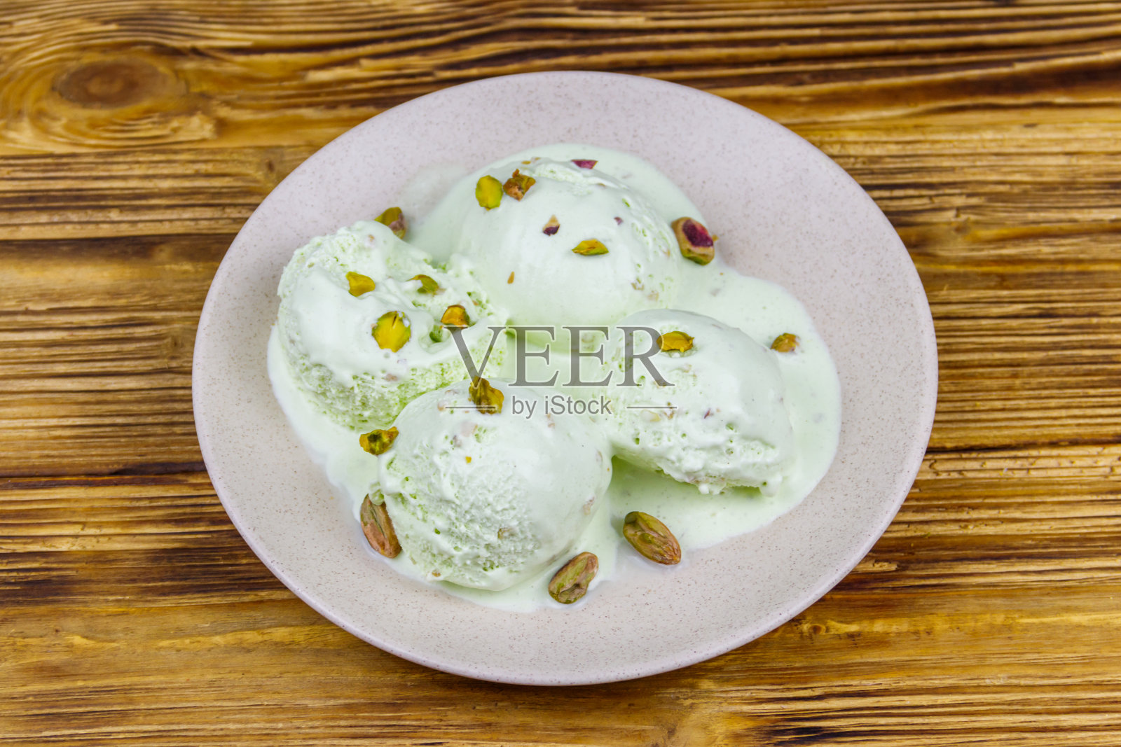 木桌上放着开心果冰淇淋照片摄影图片