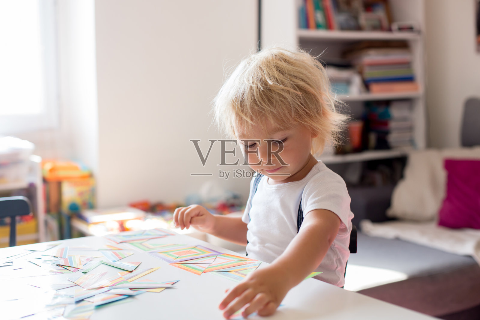 蹒跚学步的男孩玩开发游戏,学习字母和数字,教育照片摄影图片