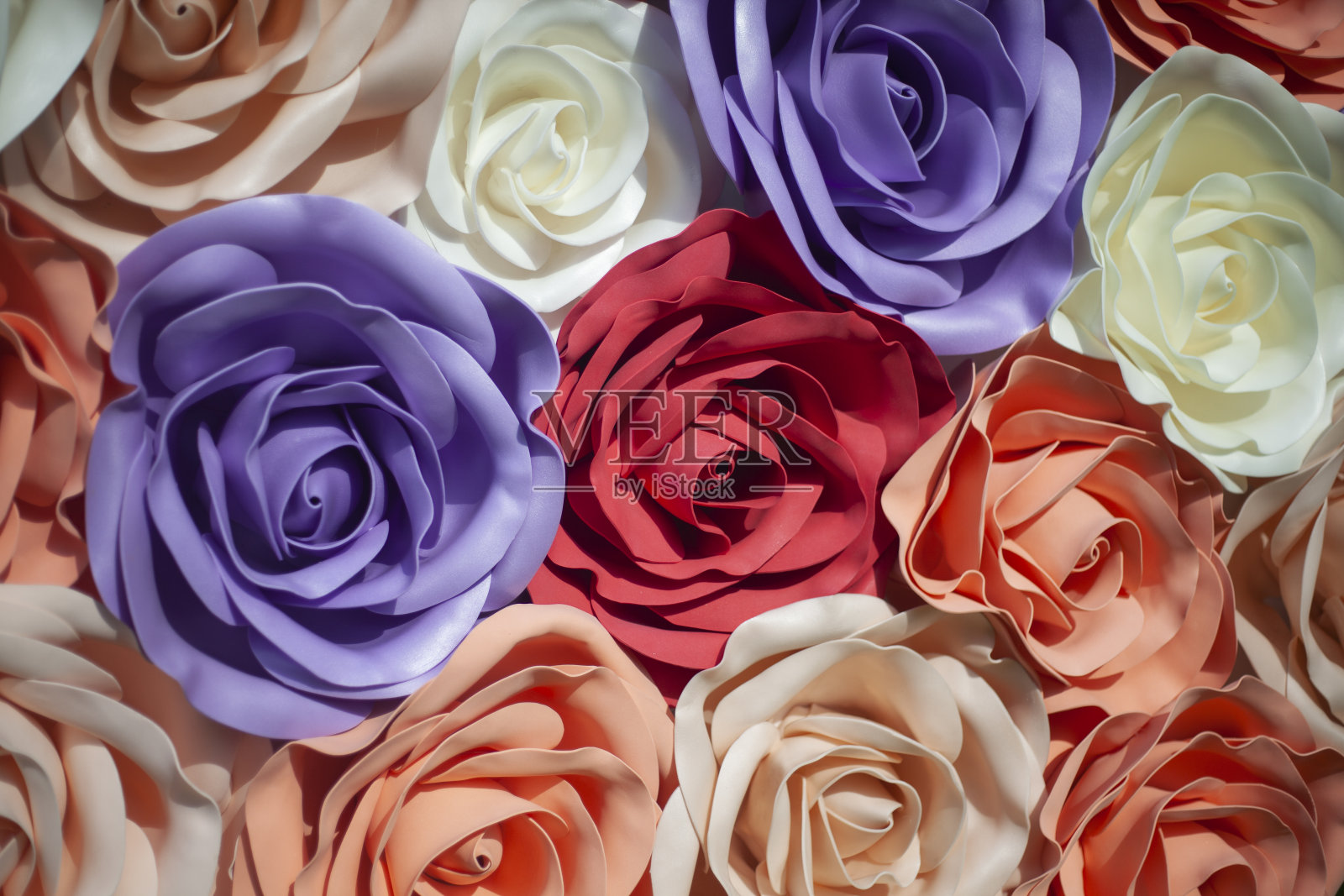 大玫瑰的纹理。人造花作为背景。照片摄影图片