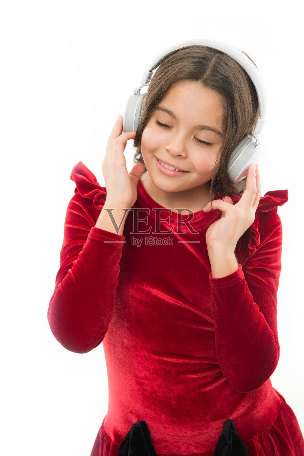 休息和快乐。的童年和快乐。戴着耳机的小孩。音乐。听电子书。音频的教育。儿童时尚和美丽。穿红衣服的小女孩。快乐的儿童一天照片摄影图片