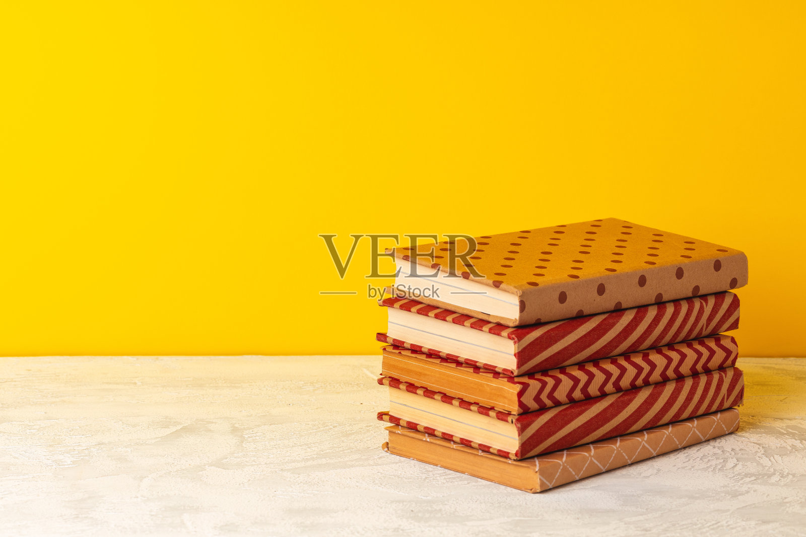 堆放在书桌上的书正面观照片摄影图片