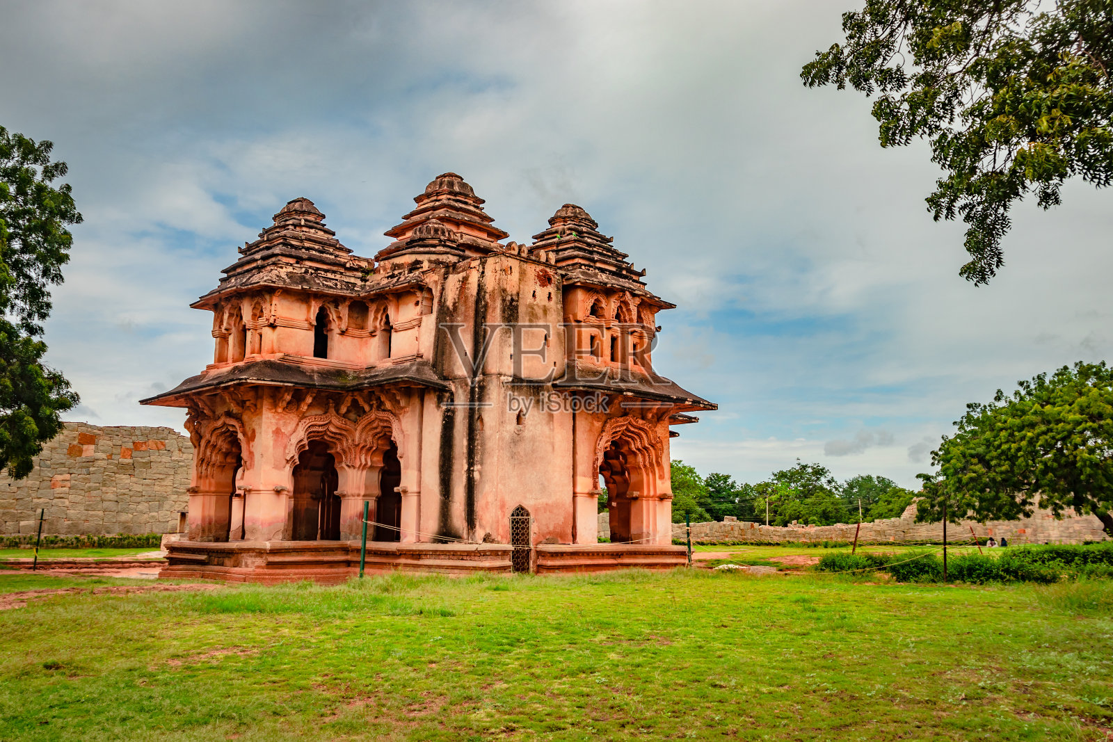 荷花宫古色古香的石雕艺术从一个独特的角度照片摄影图片