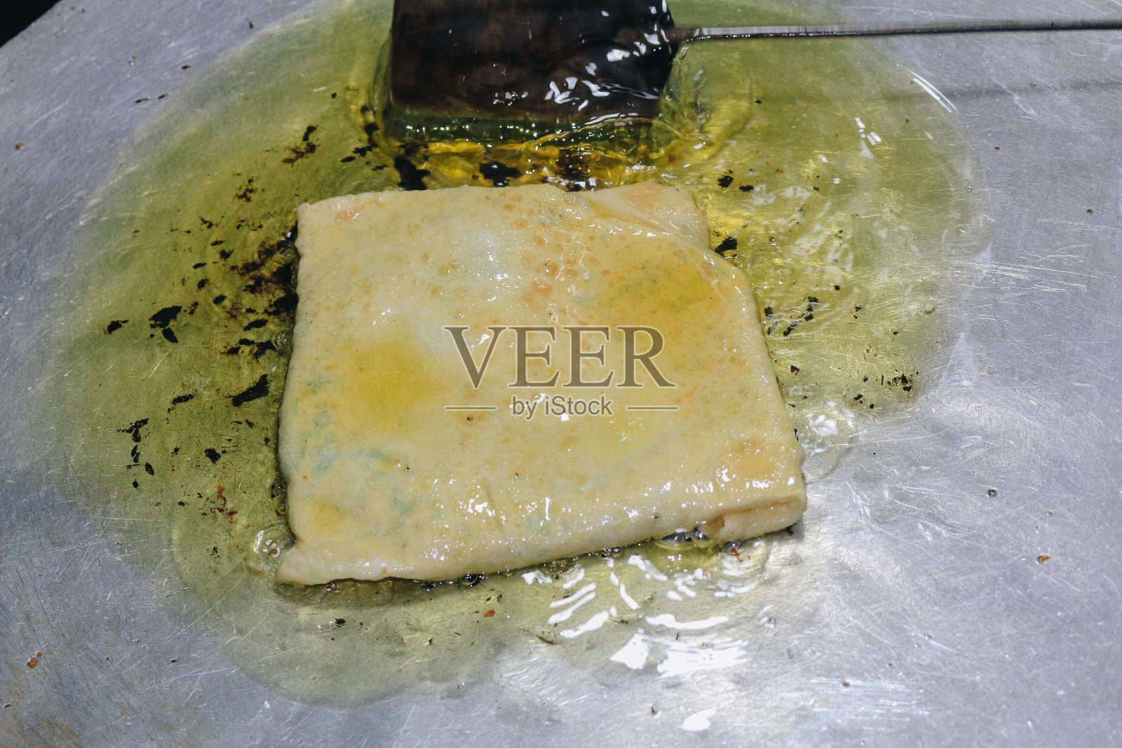 Martabak Telor或omelet Martabak。咸味的煎蛋饼,里面塞满了蛋、肉和香料。来自印尼的传统小吃。照片摄影图片