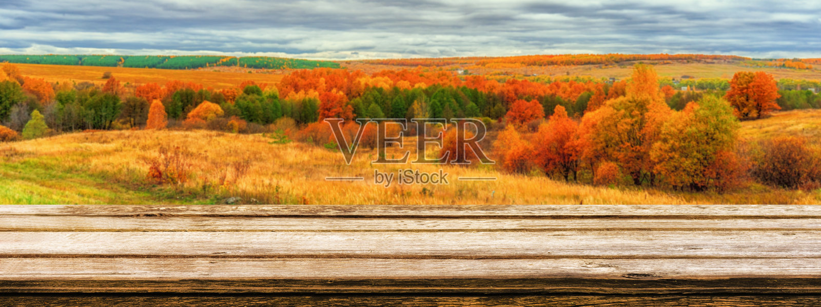 空木桌与模糊的风景如画的秋天景观全景从山到低地与田野和树林在阴天。模拟展示或蒙太奇产品照片摄影图片