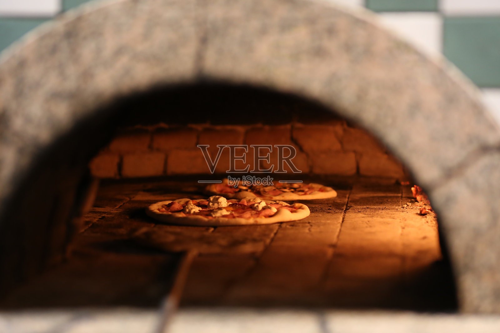 意大利披萨是在木头烤炉里烤的照片摄影图片