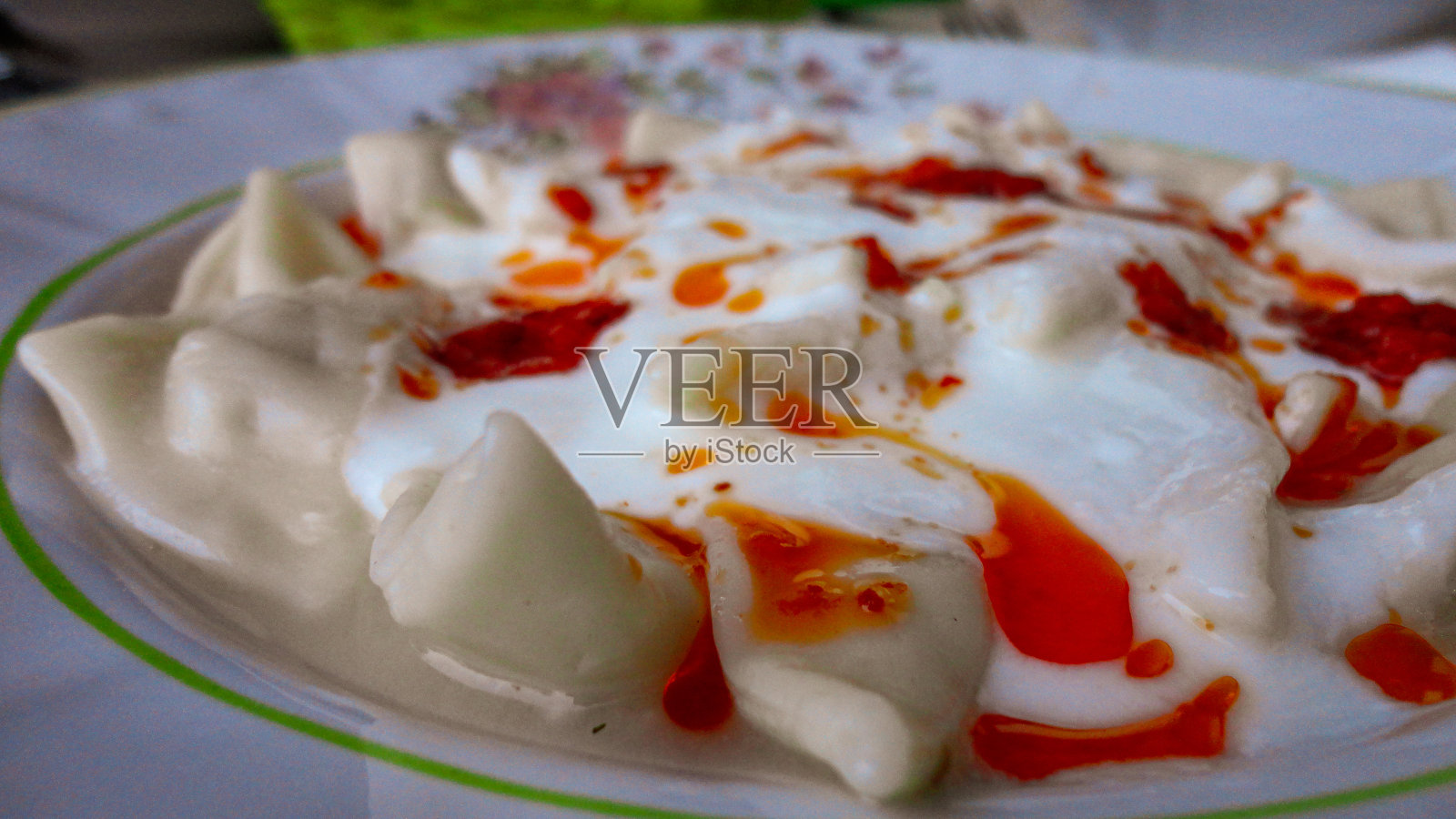 土耳其馄饨,白盘里的螳螂食物照片摄影图片