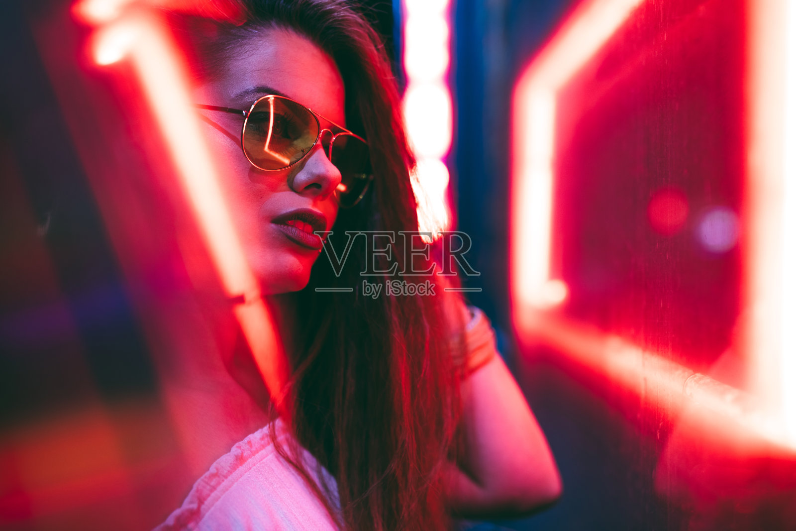 女人与霓虹灯照片摄影图片