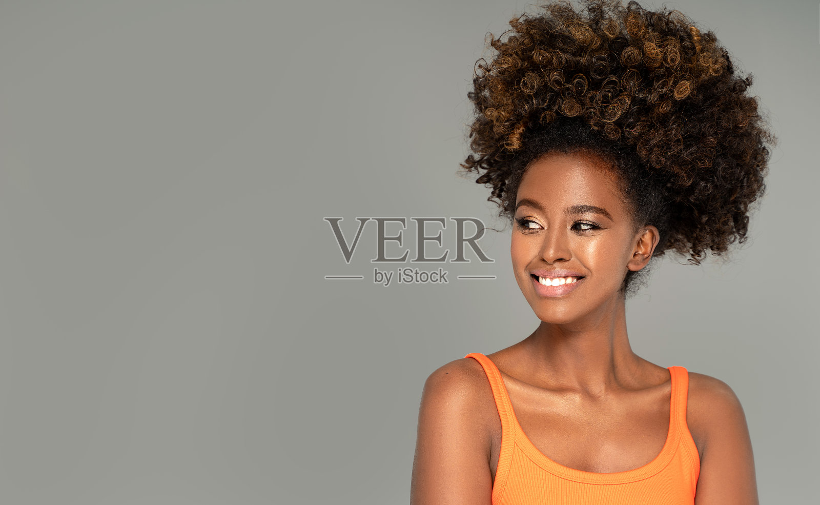 美丽幸福的非洲女人微笑。照片摄影图片