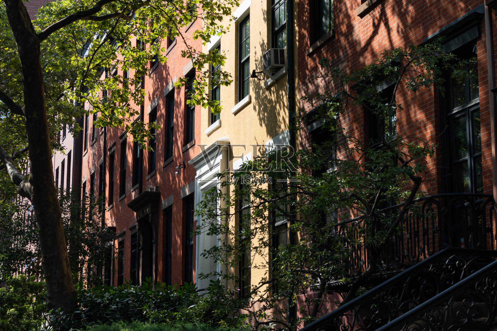 纽约市格林尼治村西村的一排五颜六色的旧砖砌住宅照片摄影图片