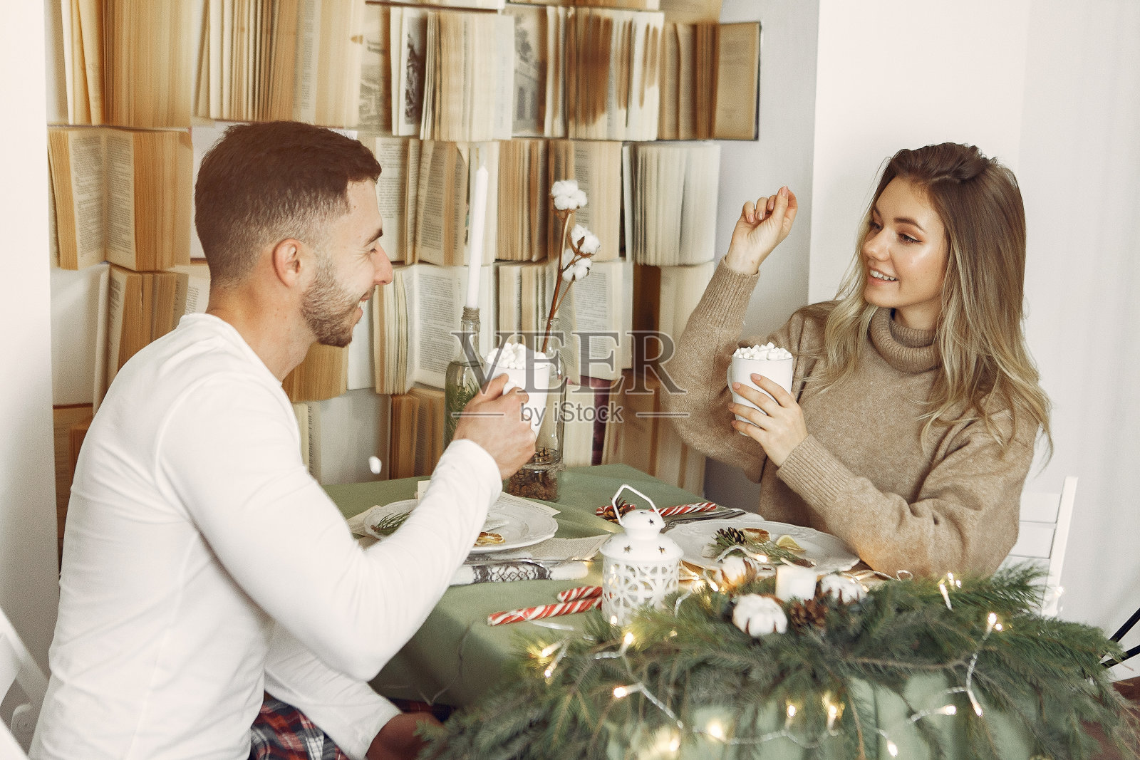 夫妇花时间在家里装饰圣诞节照片摄影图片