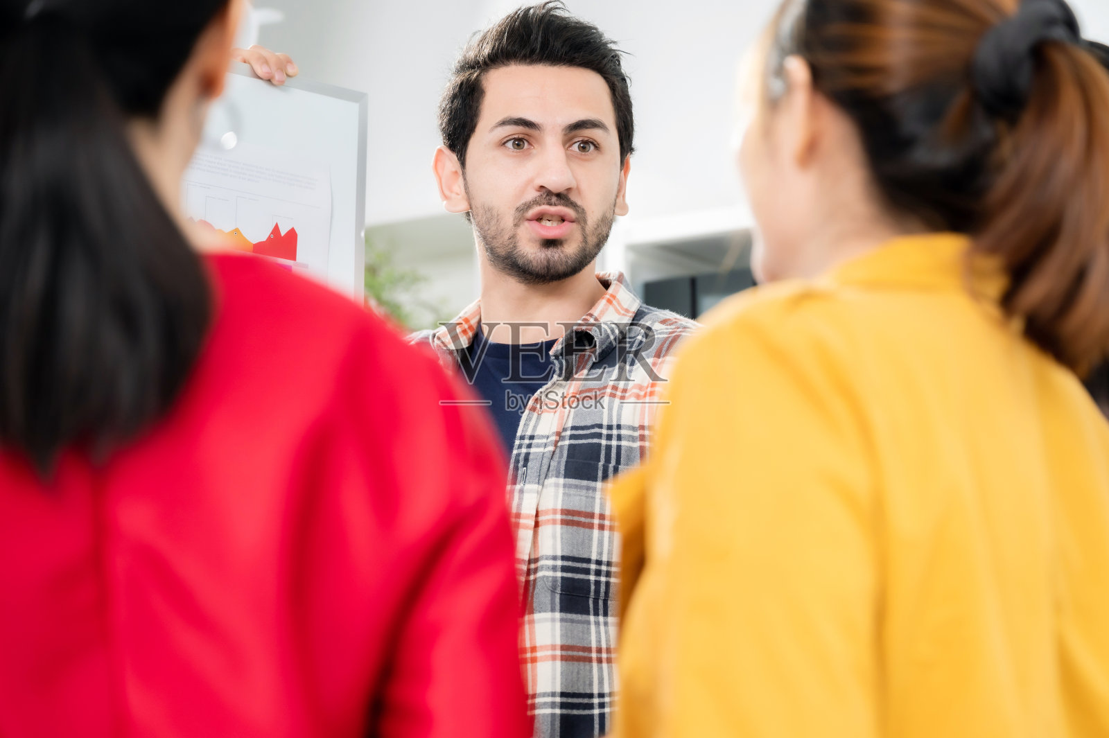 商人教学或导师教练对年轻的商人团队。资深人士在培训研讨会上向听众提供咨询。现代办公室里,男性商业领袖在会议上发言照片摄影图片