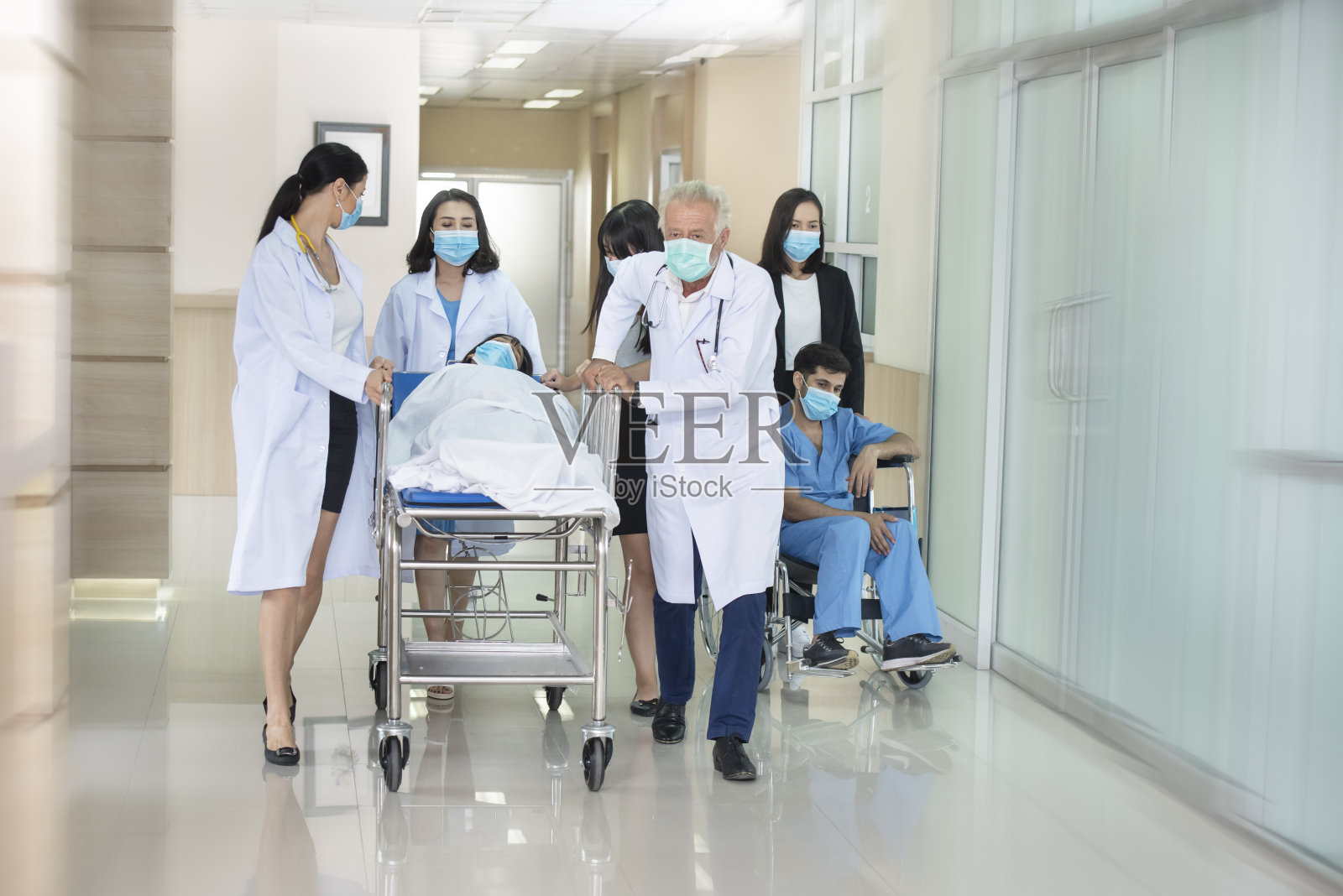 急诊室:医生和护理人员推轮床。照片摄影图片